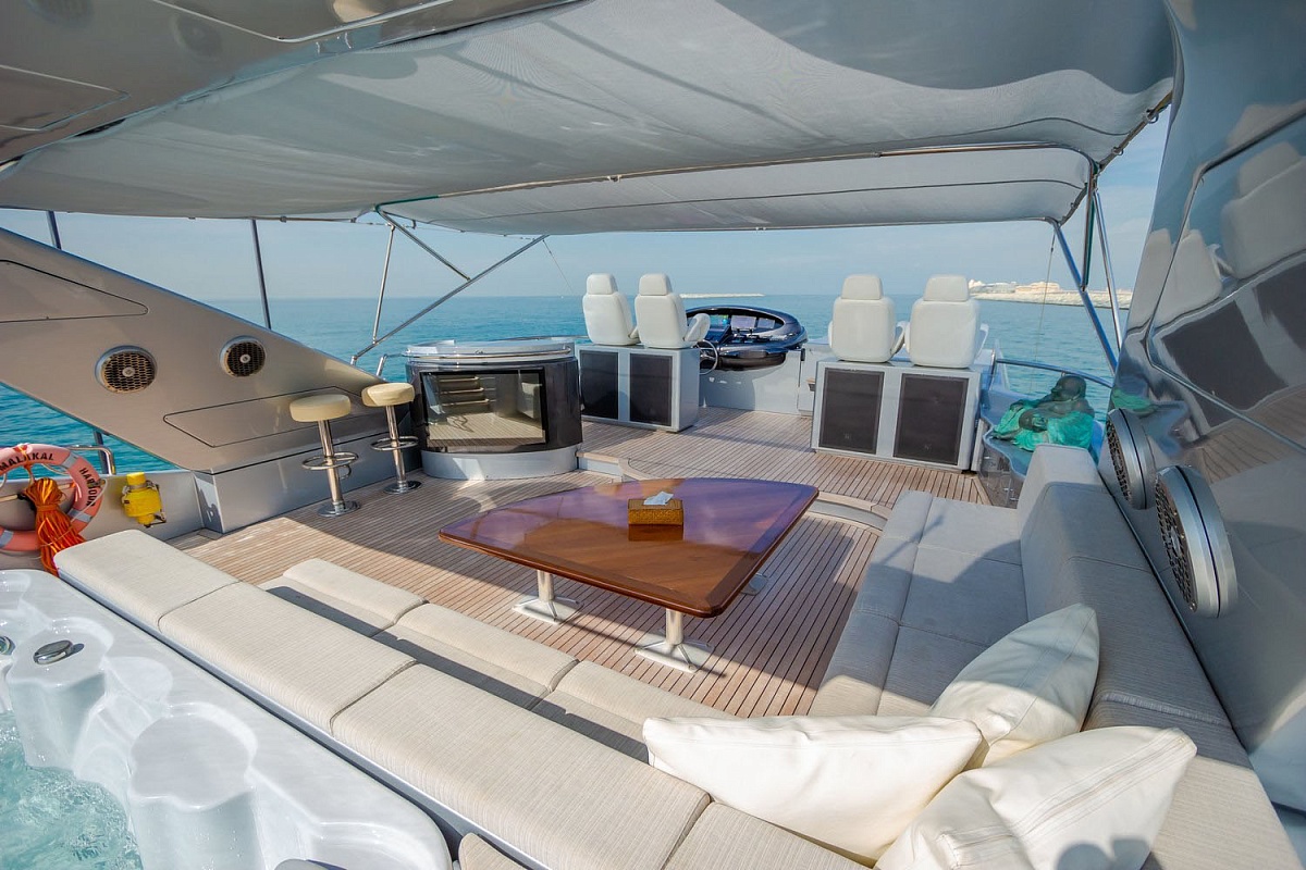 Аренда моторной яхты Azimut 100 Medusa в Дубае, ОАЭ